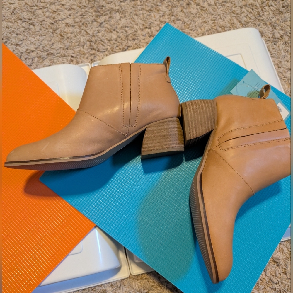 Box#20 Tom's Tan Leilani Ankle Booties 👢